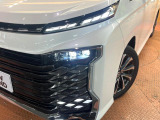 【LEDヘッドライト】悪天候や夜間走行時も良好な視界を確保し安心して運転できる高輝度LEDヘッドライトを装備!点灯速度が早く、消費電力も抑えられています。
