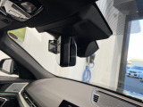 自動防眩機能を備えたルームミラー。ETC車載器を搭載しておりスタイリッシュかつ機能性を兼ね備えております。