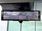 【デジタルインナーミラー】車両後方カメラの映像をルームミラーに映すことが出来ます。 そのため、後席に人や荷物があって後方が見えづらい場合でもしっかり視界を確保することが出来ます。
