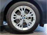 BMWの純正アロイホイールは軽量かつ強度にも優れているホイールで走行性能を引き上げる設計になっております。足元にもBMWは妥協がなくこだわっている個所になります。