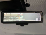 車両後方のカメラ映像をミラー面に投影します。社内の状況や天候に左右されずいつでもクリアな後方視界が得られます。