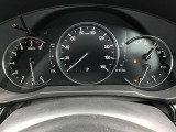 アクティブドライビングディスプレー搭載。目線を下に落とさずにスピードメーターなどの情報を確認することができ、運転の疲れも軽減できる安全装備です