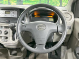 インテリアに合わせたデザインのステアリングは、運転される方のことも考え、運転しやすい形状、大きさです。是非一度、実際に触ってお確かめください。