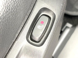 ●フロントシートヒーティング:運転席・助手席共に三段階で調節が可能なシートヒーターを装備しております。季節を問わず快適にご使用いただけます。