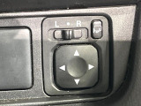 【電動格納ミラー】サイドミラーは電動格納式となっており、狭い駐車場でもキズがつくリスクを抑えられます。