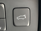 【パワーバックドア】スマートキーや運転席のボタンを押すだけでリアゲートが自動で開閉します!荷物を持っている時や、高い位置にあるバックドアを閉める際に便利な機能です♪