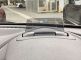 運転視界の遠方上方に虚像を投影することで前を見ながら情報の視認ができます。本当にドライバーが必要な情報を適切に伝え、楽しんで頂くことを考えた新世代装備です。※虚像は1.5m前方に浮かぶイメージです。