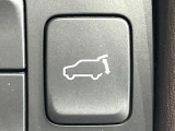 【パワーバックドア】スマートキーや運転席のボタンを押すだけでリアゲートが自動で開閉します!荷物を持っている時や、高い位置にあるバックドアを閉める際に便利な機能です♪