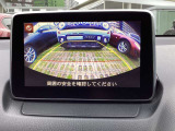 カラーで後方映像をモニターに映し出してくれるので、ショッピングモールのような狭い駐車場であったとしても障害物を見つけ、楽々駐車することができますね。