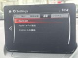 お手元のスマートフォンと接続して頂く事で使用可能な「Apple CarPlay/Android Auto」電話の応答は勿論、メッセージの受信やLINE、音楽接続からナビアプリの使用まで幅広く活躍致します。