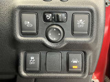 安全装備に関するボタンは運転席周りにまとめて設置されています