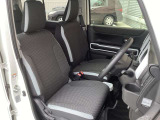 ゆとりの空間を確保。運転席は様々な体型のドライバーを想定しており、ドライビングポジションの調整が可能です。