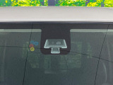 【エマージェンシーブレーキ】走行中に前方の車両等を認識し、衝突しそうな時は警報とブレーキで衝突回避と被害軽減をアシスト。より安全にドライブをお楽しみいただけます。