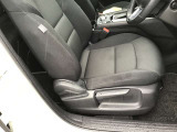 ドライバーが心に余裕をもって運転に集中できること、助手席や後席からもすっきりと前を見通せる空間の起点となり、全員が安心してドライブを楽しめることをモットーにシンプルなレイアウトとなっています。