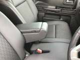 運転席助手席はベンチシートになっており、広々座れます☆