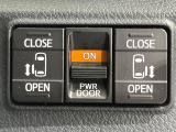 【両側パワースライドドア】スマートキーや運転席のスイッチで後席両側スライドドアの開閉が可能♪電動だから力を入れてドアを開ける必要が無く、小さなお子様でも簡単に開け閉めでき快適です♪