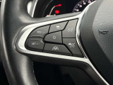 アダプティブクルーズコントロールは、フロントバンパーのレーダーセンサーを使用し、前方の車両の加減速に応じて自動的にスピードを調節、車間距離を維持します。(時速30km以上で使用可能)