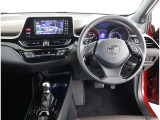 高いホールド性で運転姿勢が安定します。長距離ドライブでも疲れにくいのが魅力です。快適なドライビングライフをお送りください♪