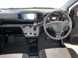 運転席周りのレイアウトをご覧ください。ナビゲーションが綺麗に装着されすっきり収まってますね!