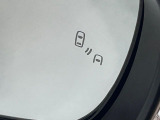 【ブラインドスポットモニター】走行中、ドアミラーの死角になりやすい箇所に後続車が接近するとサイドミラー付近に警告を表示、ドライバーに注意喚起をしてくれます。
