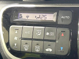 【オートエアコン】一度お好みの温度に設定すれば、車内の温度を検知し風量や温度を自動で調整。暑い&hellip;寒い&hellip;と何度もスイッチ操作をする必要はありません。快適な車内空間には必須の機能ですね♪