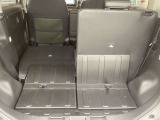 トランクも広々していて分割で倒れて片側に荷物を積んで片側に人が座ることも可能です。