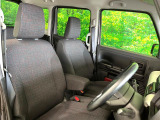 運転席まわりには十分なスペースがあり、大柄な方でもゆったり運転していただける環境です。