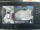 ギアを『R』に入れるとナビ画面に、まるで雲の上から覗いているような映像が映り、駐車をサポートしてくれます。