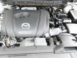 「SKYACTIV-G(ガソリン)」は、規格外の高圧縮を実現し、世界のエンジン技術者に驚きを与えました。さらに、それを維持したままノッキングの発生を抑え、熱効率を向上、走りにも寄与したエンジンです。