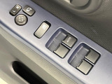 【電動格納ミラー】サイドミラーは電動格納式となっており、狭い駐車場でもキズがつくリスクを抑えられます。