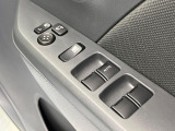 【電動格納ミラー】サイドミラーは電動格納式となっており、狭い駐車場でもキズがつくリスクを抑えられます。
