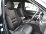 正しい姿勢で運転できるように体幹の腰部をしっかりささえるようデザインされているシートです。素材、シート形状を研究することでフィット感を高めつつ、優れた快適性を実現しています。