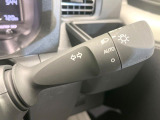 【オートライト】周りの明るさに応じて自動でヘッドライトの点灯・消灯ができる機能です!ライトの付け忘れ・消し忘れなどが無くなり、雨の日や夕方の走行も安心!トンネル通過時も便利ですね