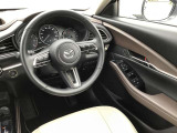 ドライバーが心に余裕をもって運転に集中できること、助手席や後席からもすっきりと前を見通せる空間の起点となり、全員が安心してドライブを楽しめることをモットーにシンプルなレイアウトとなっています。