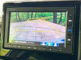 【バックカメラ】駐車時に後方がリアルタイム映像で確認できます。大型商業施設や立体駐車場での駐車時や、夜間のバック時に大活躍!運転スキルに関わらず、今や必須となった装備のひとつです!