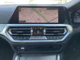 BMWのナビゲーションは操作性も良く、詳細な地図情報と交通状況を見やすく表示し、快適なドライビングをサポートしながら目的地までナビゲートします。
