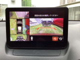 車両の前後左右にある4つのカメラを合成することで、まるでご自身のクルマを空から見ているような俯瞰での映像を映し出してくれます。バック時ももちろんのこと、前進時に視界の悪い交差点でも役に立ちますね。