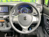 インテリアに合わせたデザインのステアリングは、運転される方のことも考え、運転しやすい形状、大きさです。是非一度、実際に触ってお確かめください。