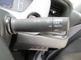 オートヘッドライト標準装備です。車外の明るさに応じて自動的にヘッドライトの点灯・消灯をしてくれます。トンネルの出入り口などで活躍してくれます。