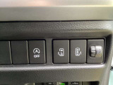 両側電動スライドドアのスイッチがあります。運転席に座ったままスライドドアの操作ができます。