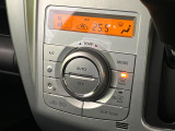 【オートエアコン】一度お好みの温度に設定すれば、車内の温度を検知し風量や温度を自動で調整。暑い&hellip;寒い&hellip;と何度もスイッチ操作をする必要はありません。快適な車内空間には必須の機能ですね♪