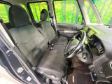 運転席まわりには十分なスペースがあり、大柄な方でもゆったり運転していただける環境です。