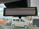インテリジェントル-ムミラ-付です。切り替えレバーで車両後方の映像をミラーに映し出すので車内の状況や天候に左右されず、とっても見やすいです!