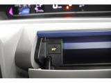 運転席前にございます小物入れのふたを開いたところにUSB電源がございます。携帯の充電等に便利です。最近はモバイルバッテリーでの充電が心配になりますので安心です。