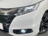 【LEDヘッドライト】悪天候や夜間走行時も良好な視界を確保し安心して運転できる高輝度LEDヘッドライトを装備!点灯速度が早く、消費電力も抑えられています。