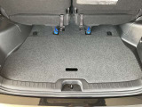 バックドアは大きく開きます。定員乗車時でも十分広いラゲッジスペースを確保しています