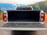 【トノカバー】デッキに積み込んだ荷物を雨風や盗難のリスクから守るトノカバーを装備。気兼ねなく荷物を積み込んでお使いいただけます。
