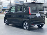 車線逸脱防止支援システム,車両が車線をはみ出す可能性がある場合に警報音と警告表示と共に車線内に戻すようにハンドル操作をサポートしてくれます。