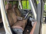 運転席まわりには十分なスペースがあり、大柄な方でもゆったり運転していただける環境です。