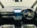 操作性に優れた運転席となります!小物入れや各ボタンの配置にこだわり、使いやすいです!座り心地もよく視認性も良好なのでロングドライブもお任せ下さい!
